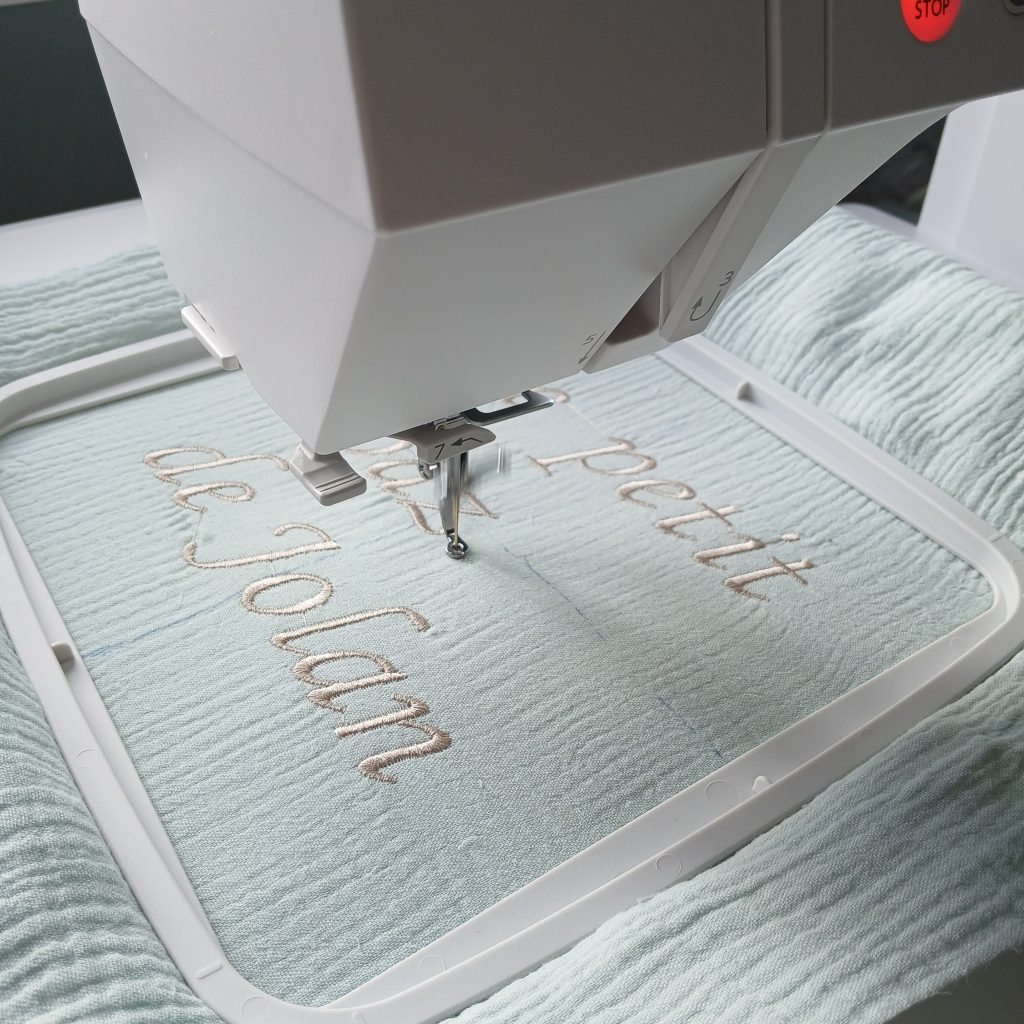 Création textile artisanale sur ma brodeuse – O Fil de Mimi