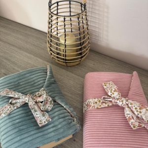 Livre protégé par un couvre-livre en tissu fait main
