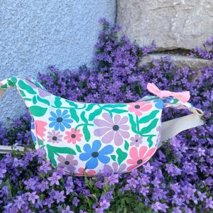 Sac demi-lune artisanal fait main motif fleurs pop multicolores violet rose bleu
