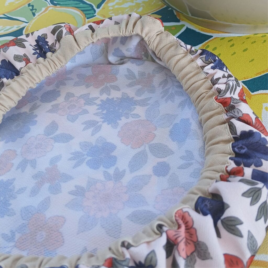 Gros plan sur un tissu PUL certifié contact alimentaire utilisé pour la fabrication de charlottes alimentaires réutilisables.
